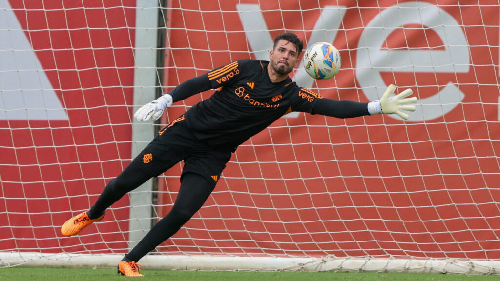 Saiba como anda a situação do goleiro Ivan