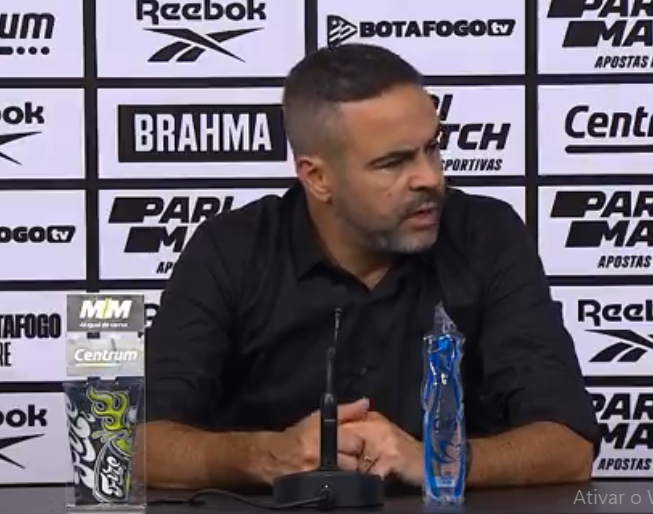 Entenda o motivo que fez o técnico do Botafogo deixar a entrevista